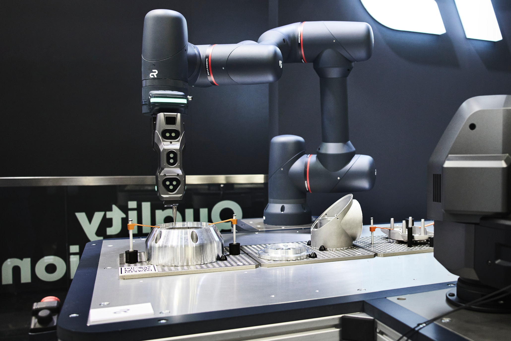 Der Roboter Yu 5 Industrial misst bei einer Qualitätsprüfung verschiedene Teile präzise aus