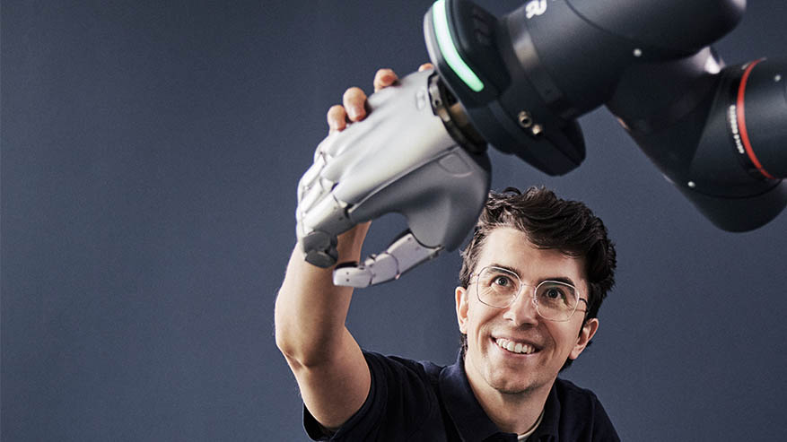 An Agile Robots employee engages with the Agile Hand mounted on the robot Yu 5 Industrial.