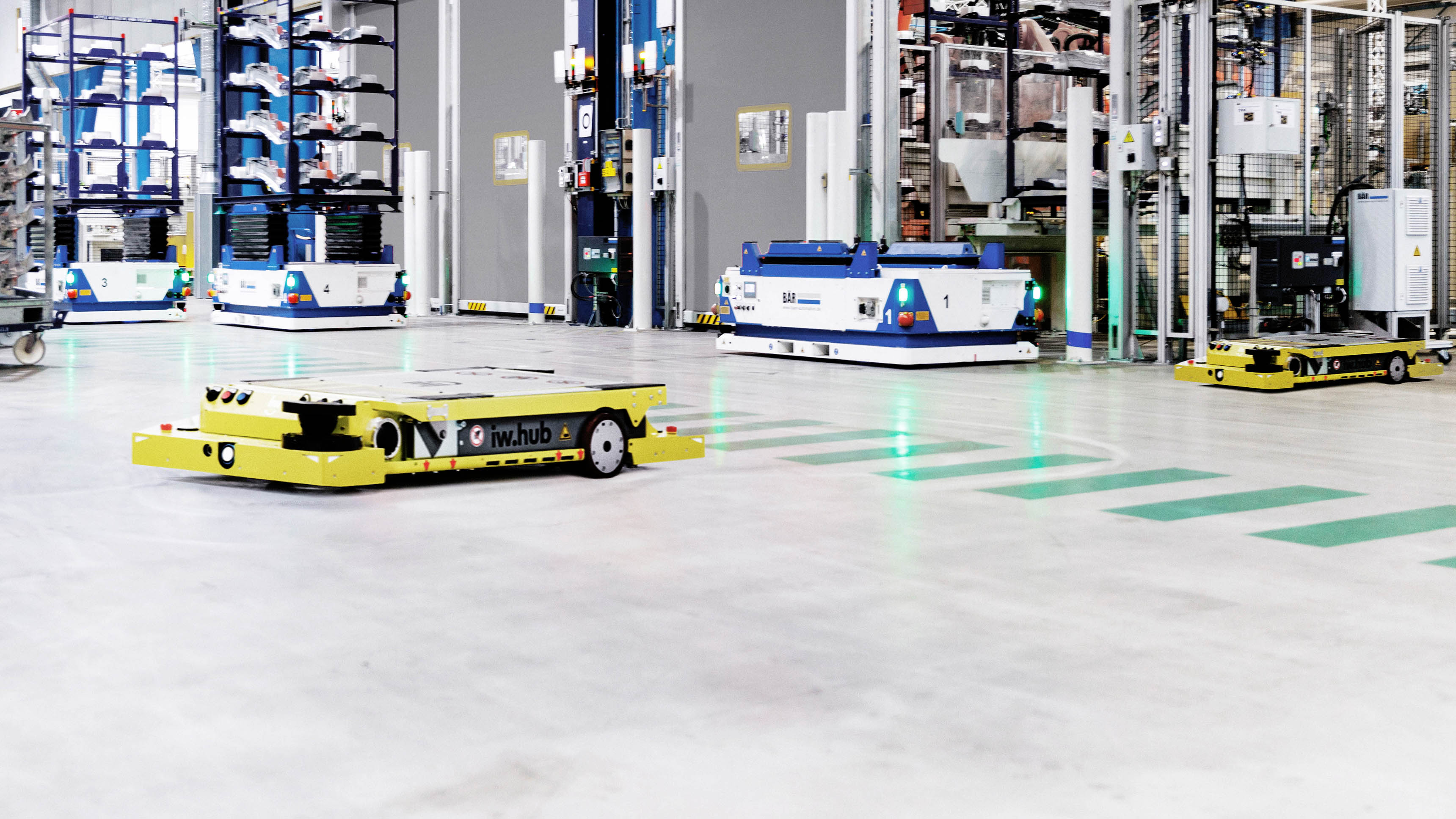 A warehouse in which several AMRs and AGVs from BÄR Automation and idealworks optimize intralogistics.