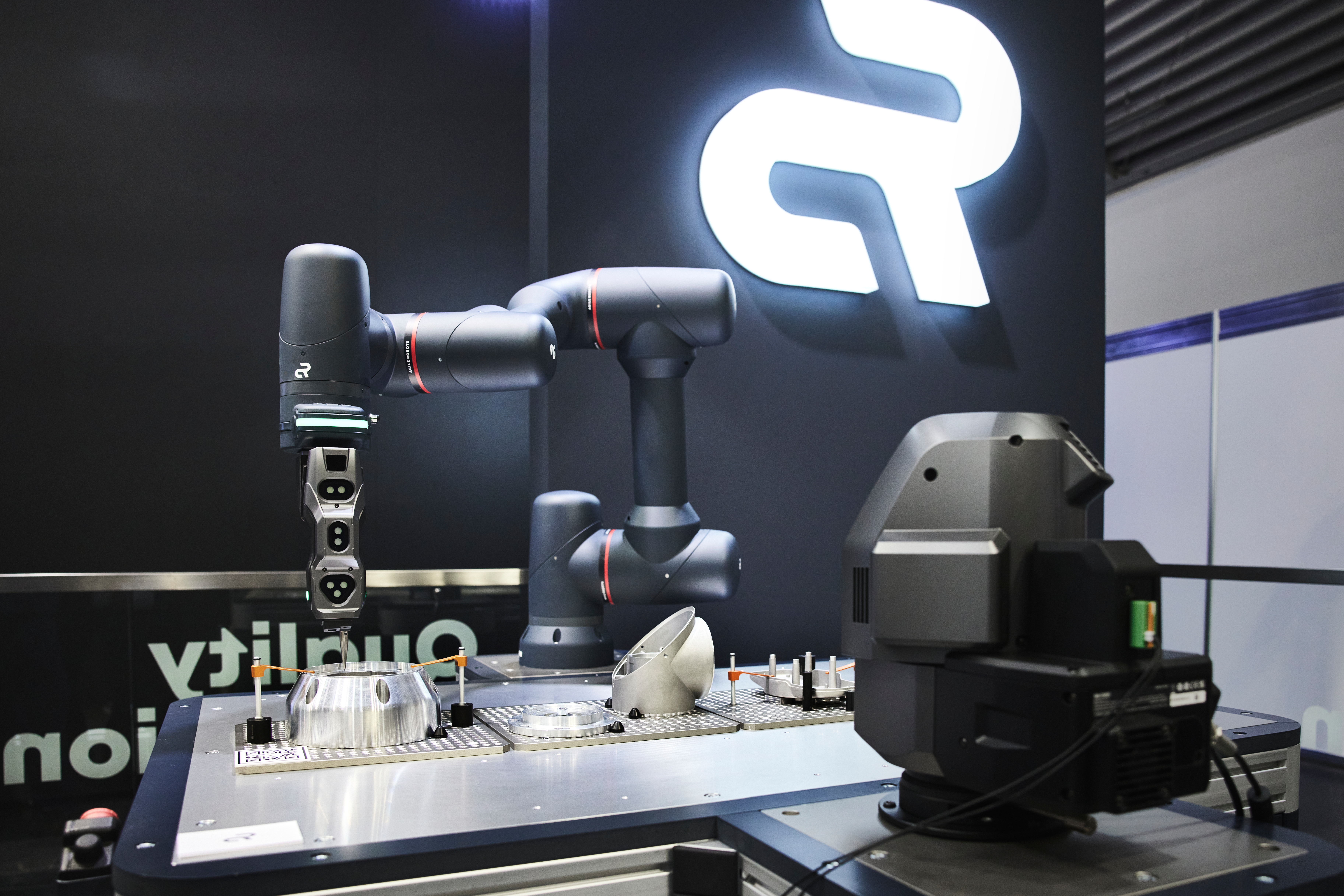 The robot Yu 5 Industrial precisely measures different parts in a quality inspection task